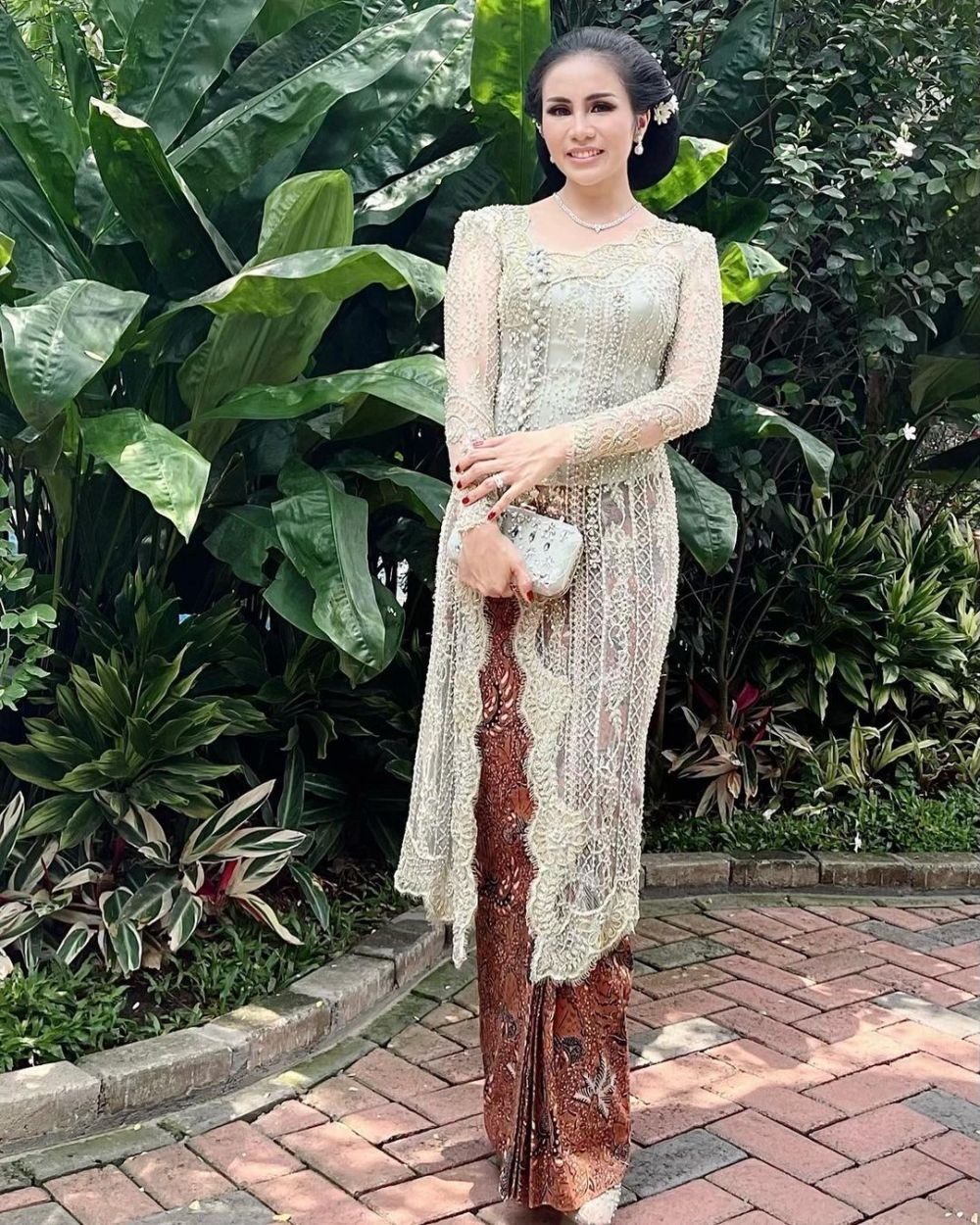 9 Model Kebaya Brokat Kekinian Untuk Bridesmaid 