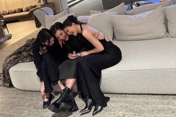 9 Potret Perayaan Thanksgiving Keluarga Kardashian-Jenner, Super Fancy