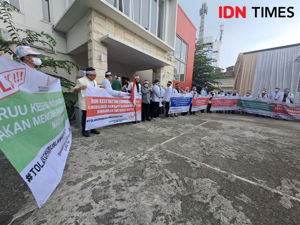 Dokter hingga Bidan Geruduk DPRD Jatim, Tolak Omnibus Law Kesehatan