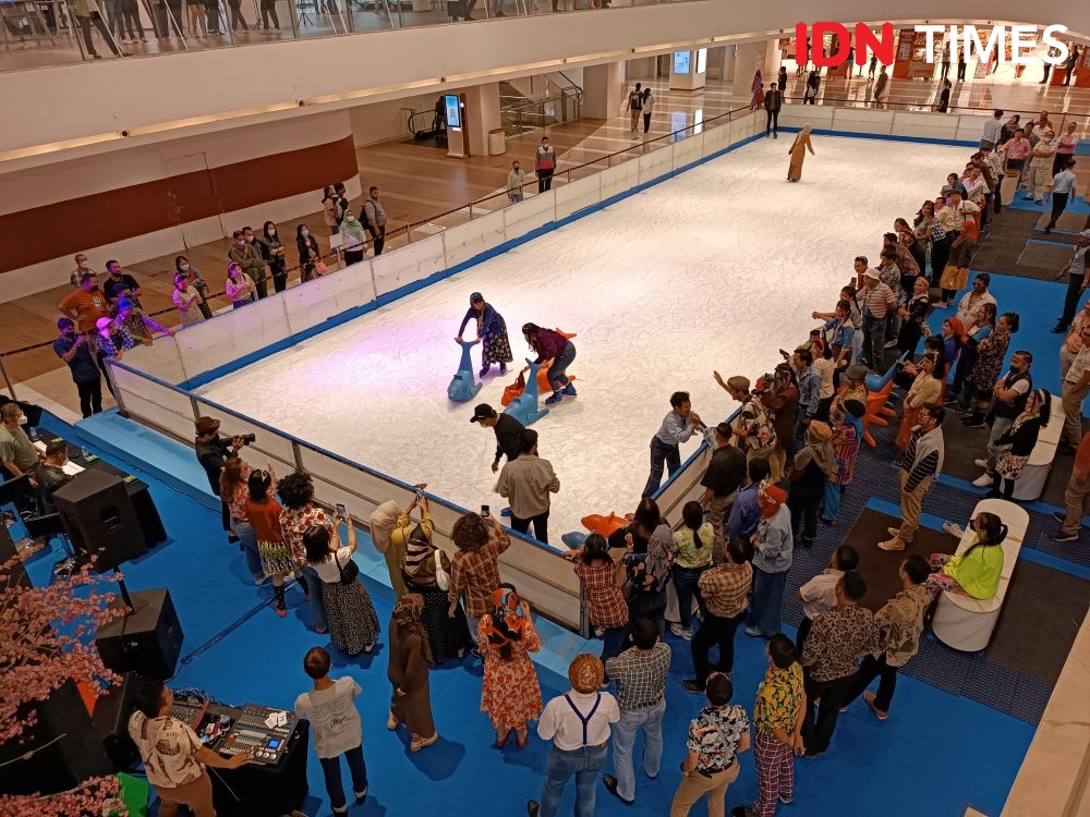 Serunya Ice Rink di Delipark Mall Medan, Berikut Info dan Tarifnya