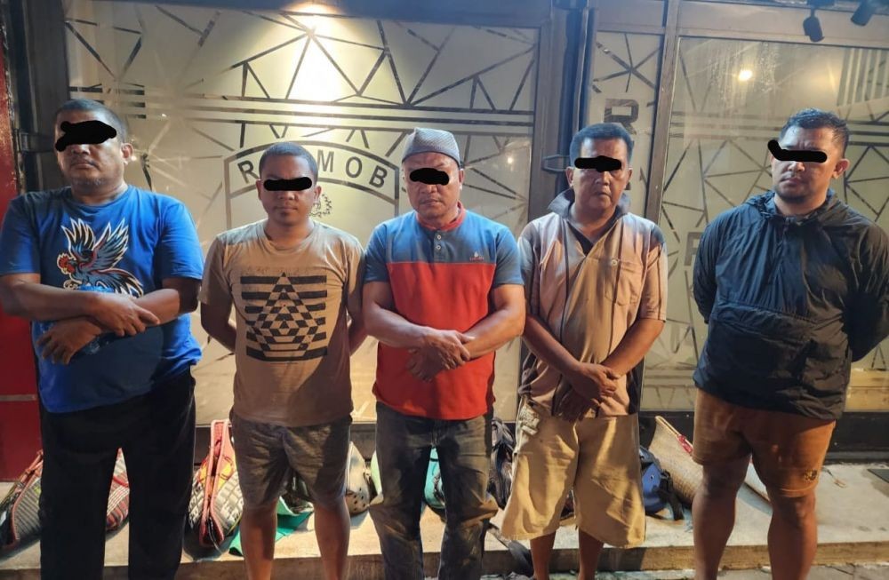 Oknum PNS Ditangkap saat Polisi Gerebek Judi Sabung Ayam di Makassar
