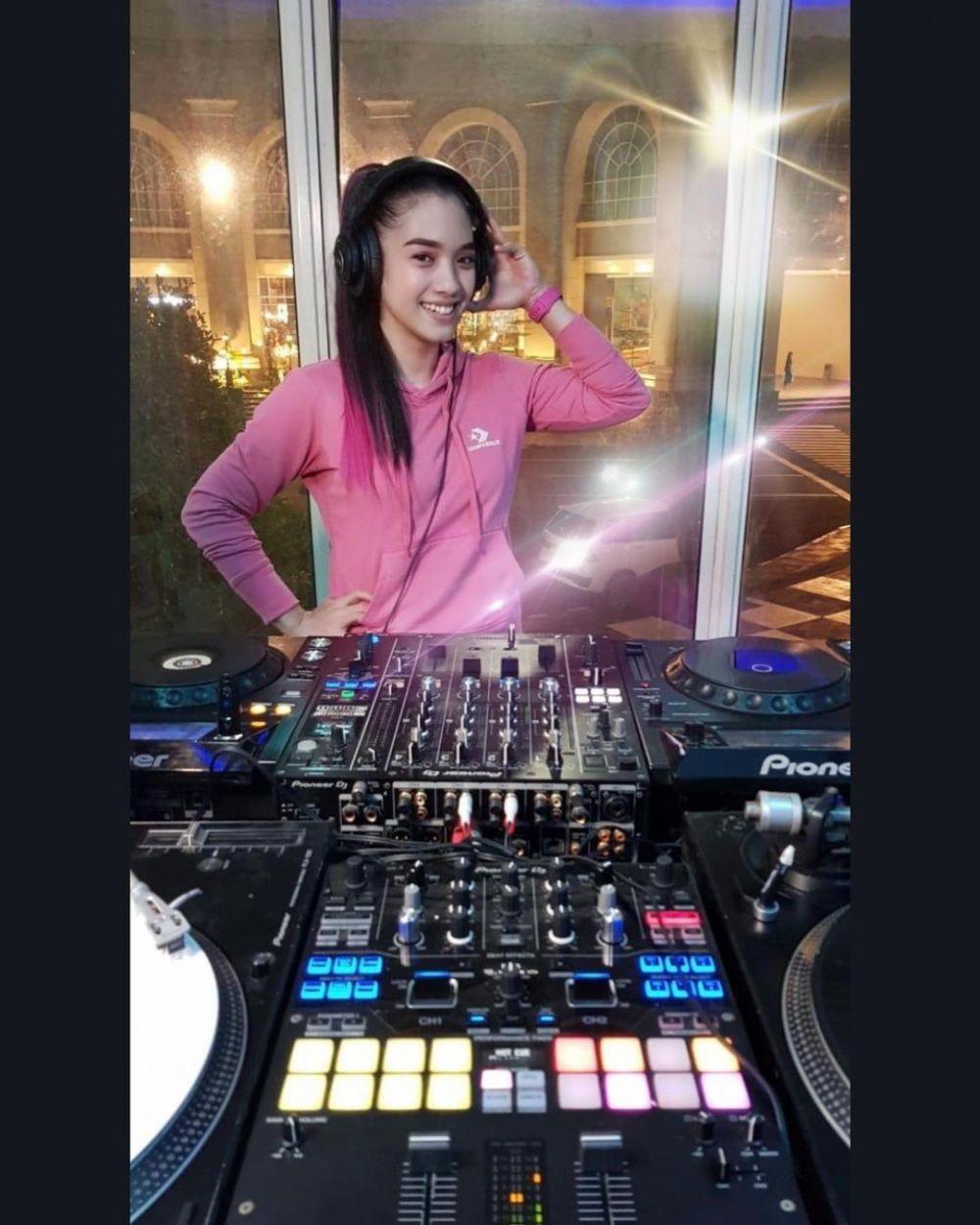 Potret Dj Lucyana Sosok Yang Baru Dinikahi Mudjie Massaid