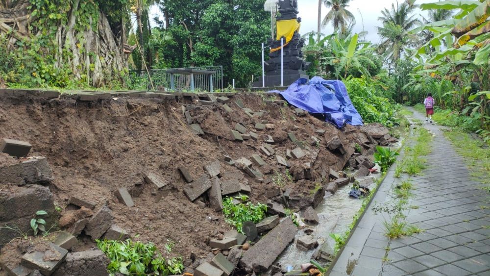 Truk Bermuatan Pasir Terperosok ke Jalan Jebol di Petang