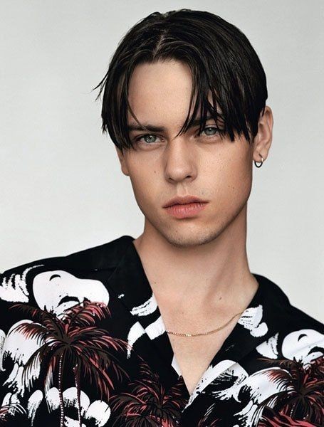 15 Ide Potongan Rambut Curtain Pria Terkeren, Bikin Pangling!