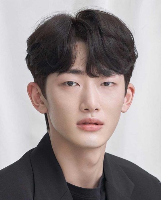 15 Ide Potongan Rambut Curtain Pria Terkeren, Bikin Pangling!