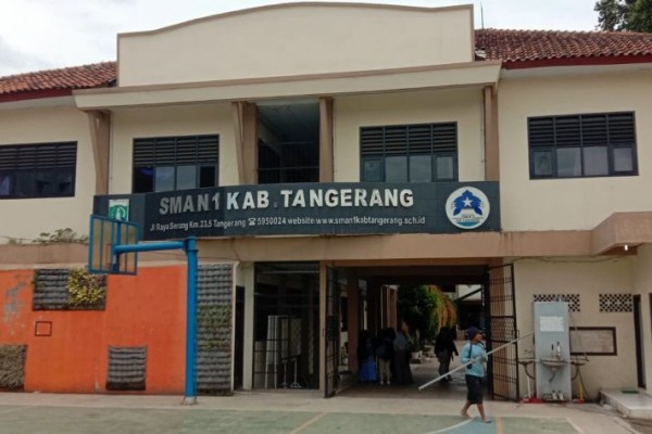 Guru SMAN 1 Balaraja Tertimpa Genting Saat Sedang Mengajar