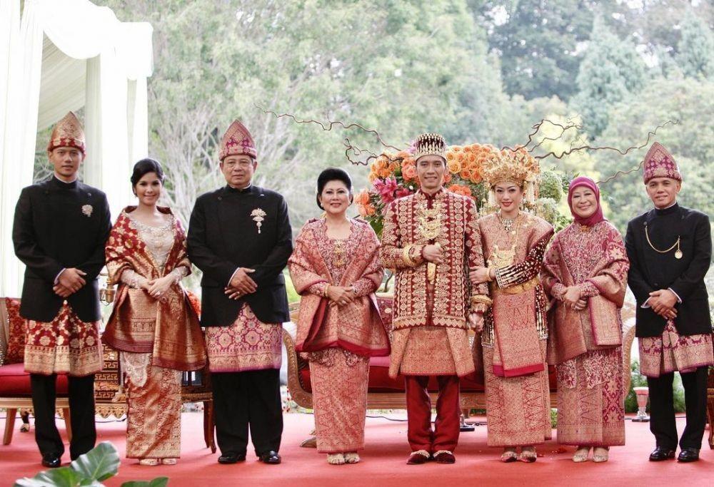 9 Ide Kebaya Seragam Keluarga Untuk Pernikahan