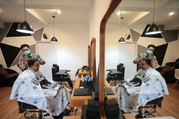 Tak Ganti Warna Rambut, Anies Pamer Cukuran di Barbershop