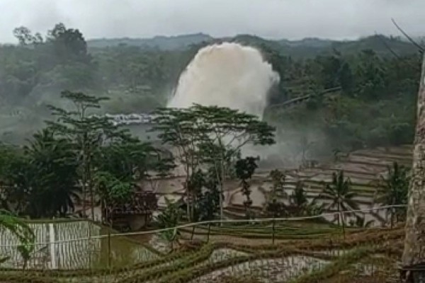 Pergerakan Tanah 40 Cm Buat Pipa Air PLTMH di Garut Pecah