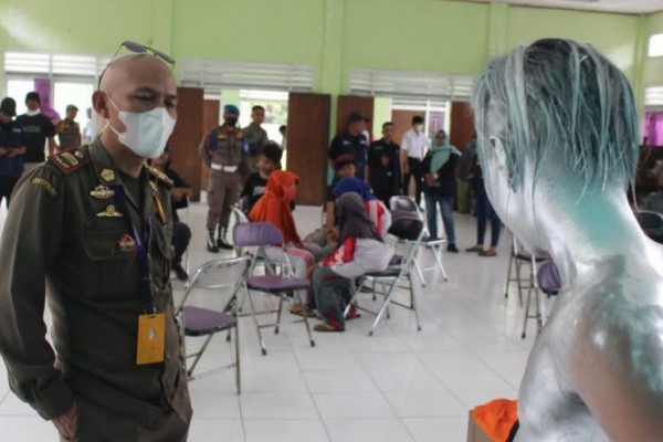 Razia Gelandangan, Satpol PP Tangerang Tangkapi Manusia Silver