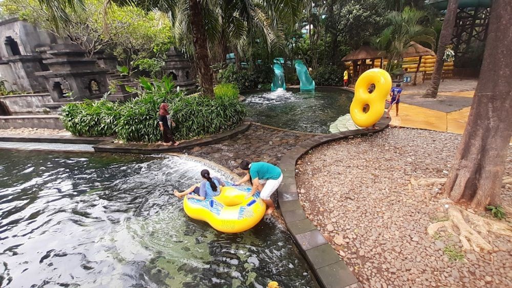 5 Kolam Renang dan Waterpark di Bekasi Terfavorit buat Family Time