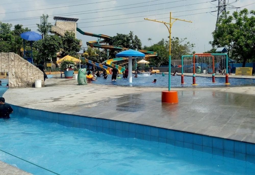 5 Kolam Renang dan Waterpark di Bekasi Terfavorit buat Family Time