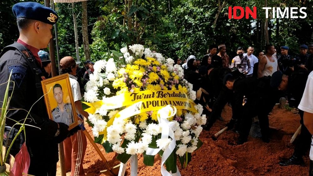 Jenazah Bripda Gilang Dimakamkan Kedinasan, Isak Tangis Keluarga Pecah