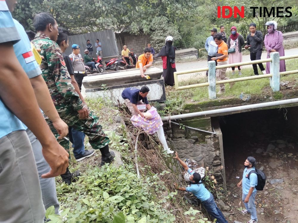 Rekonstruksi Pembunuhan Istri di Bima, Tersangka Pura-pura Pingsan 