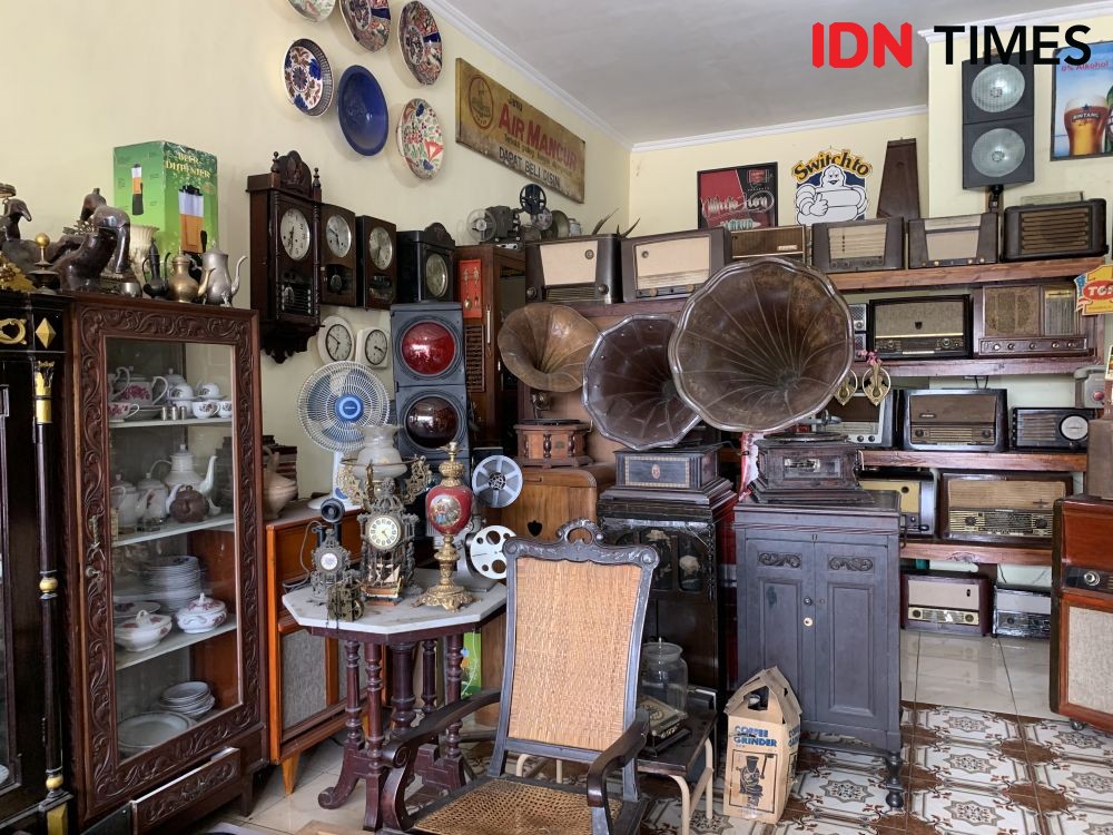 Dikayla Gallery, Hobi Koleksi Kini jadi Toko Barang Antik di Lampung