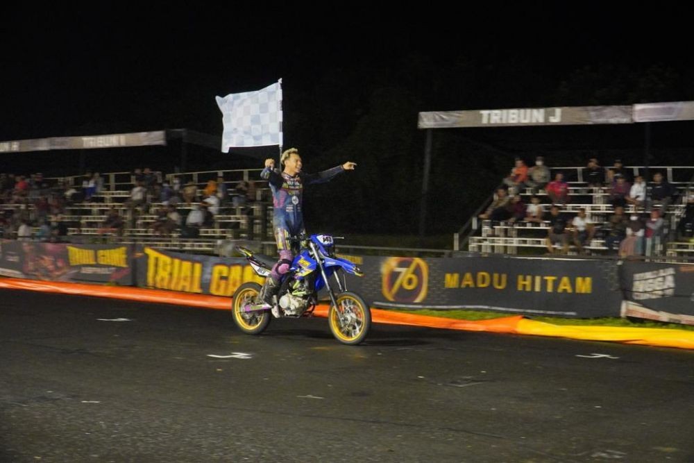 Alfi Husni Asapi Senior, Sapu Bersih Juara di Adu Balap Supermoto 