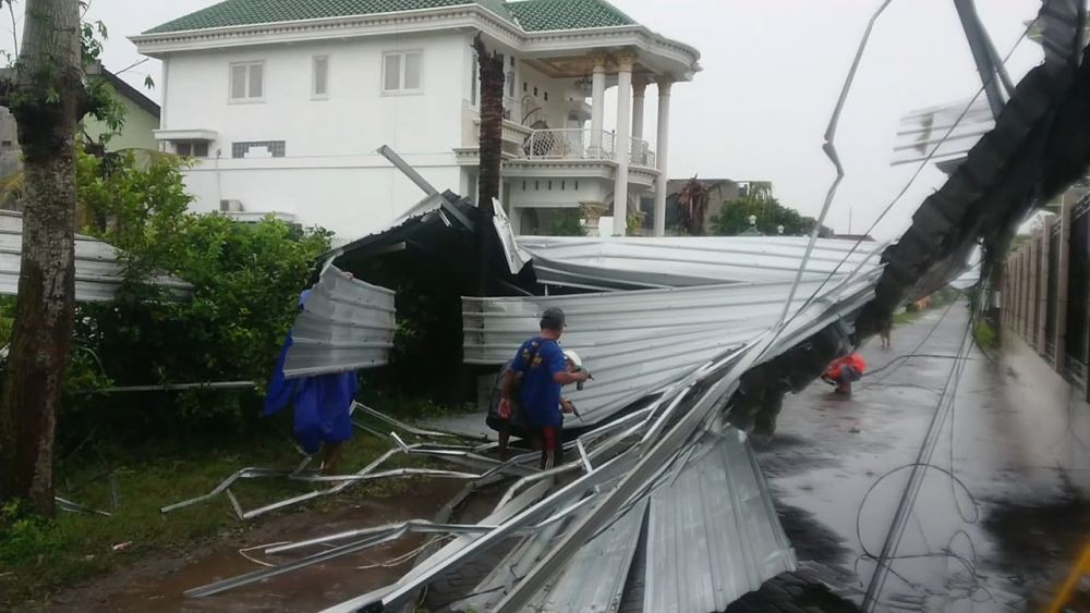 Angin Kencang Hempaskan Atap Serambi Masjid di Tulungagung