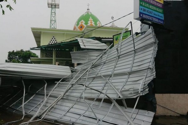 Angin Kencang Hempaskan Atap Serambi Masjid di Tulungagung
