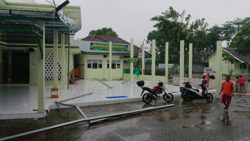 Angin Kencang Hempaskan Atap Serambi Masjid di Tulungagung