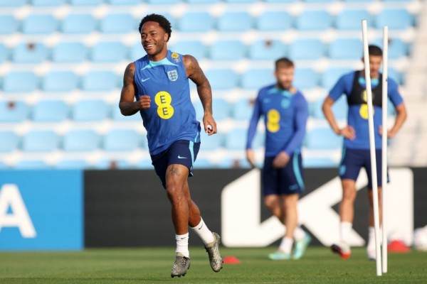 Sterling Absen Bela Inggris Akibat Rumahnya Dibobol Maling