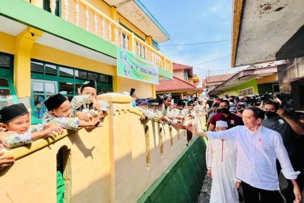 Di Cianjur, Jokowi Bagi-Bagi Bantuan ke Pengungsi dan Santri