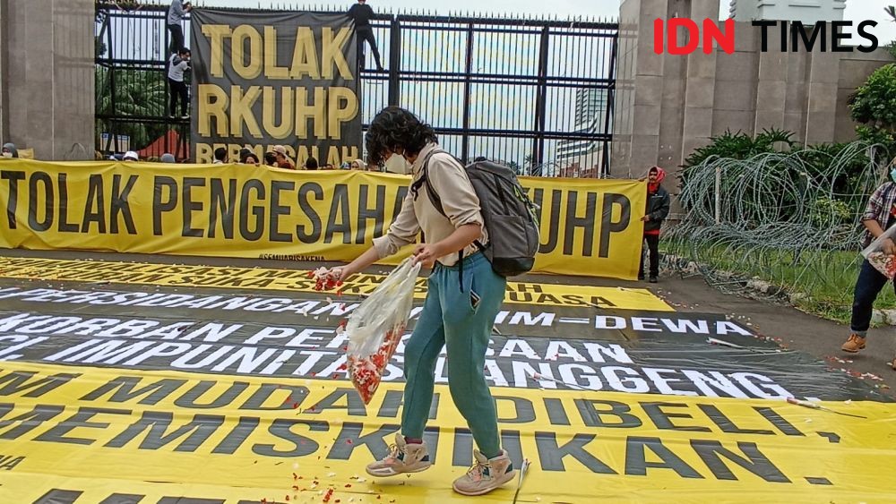 Demo Tolak RKHUP di Bandung Ricuh, Mahasiswa Lempar Bom Molotov
