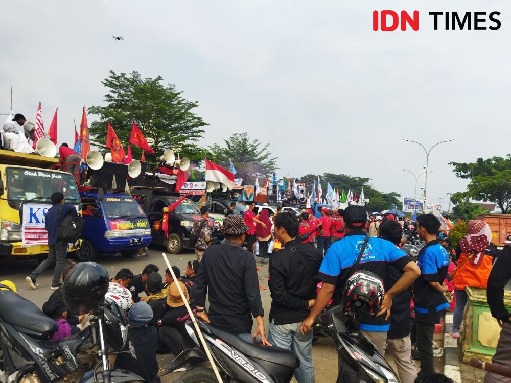 Ribuan Buruh di Banten Demo Tuntut UMK Naik 13 Persen 
