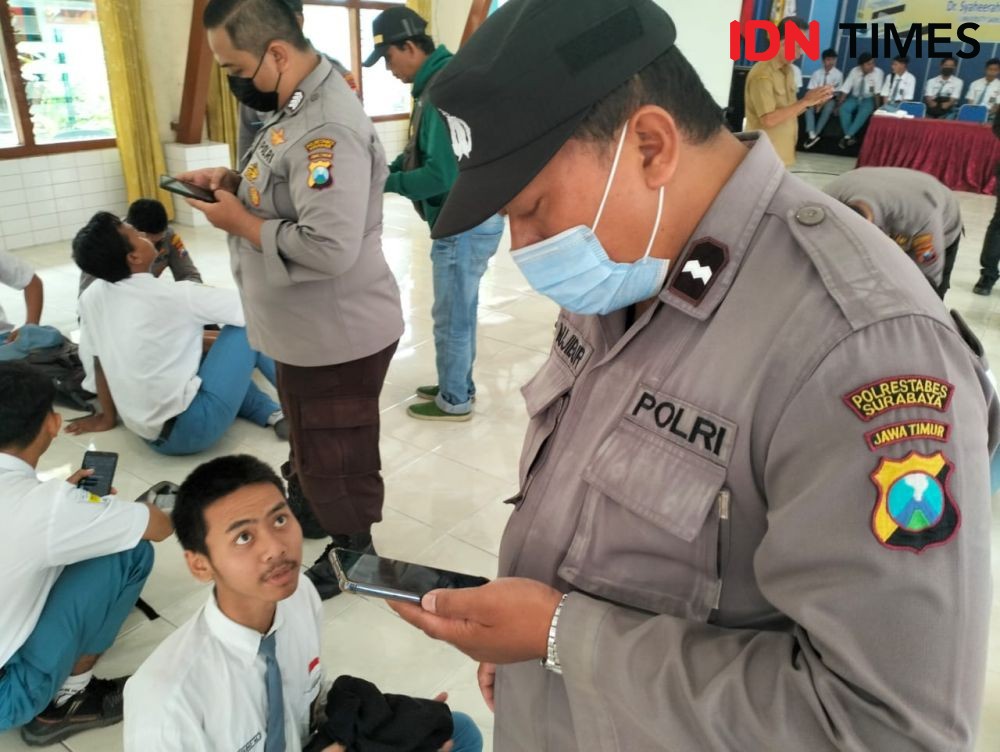 Marak Gangster, Polisi Periksa Ratusan HP Pelajar di Surabaya
