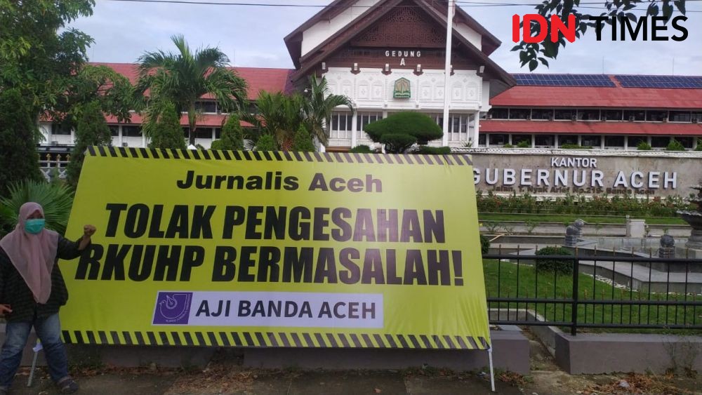 Jurnalis Kirim Spanduk Tolak RKUHP ke Kantor DPR dan Gubenur Aceh
