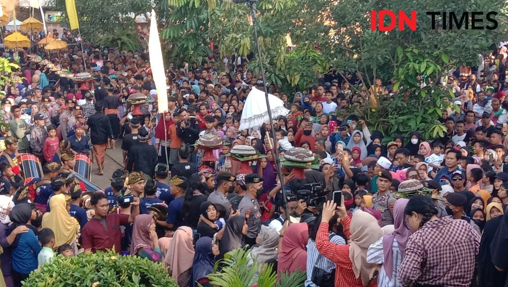 Bule Prancis Takjub Saksikan Tradisi Perang Topat di Lombok 