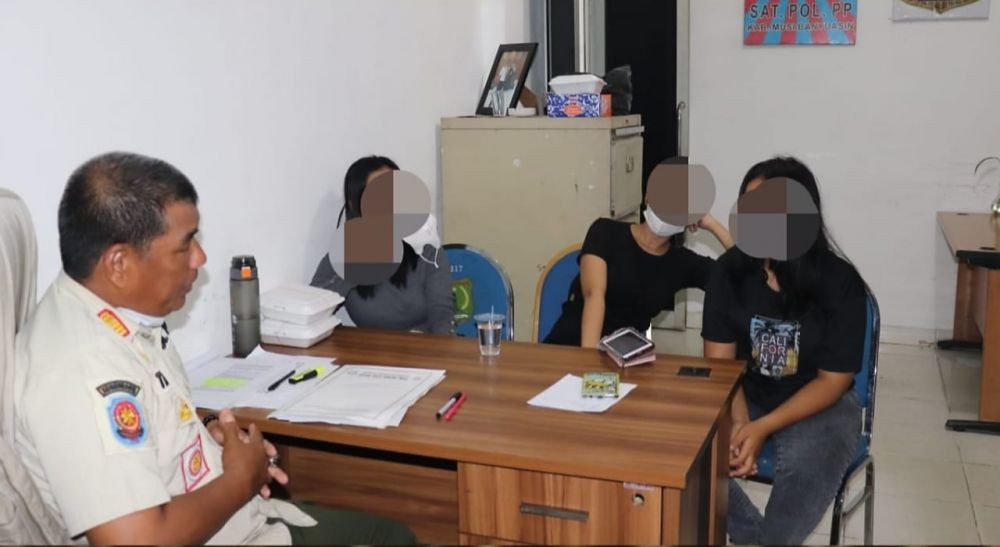 Puluhan Wanita Malam Tertangkap Razia di Warung Remang-remang Jalintim