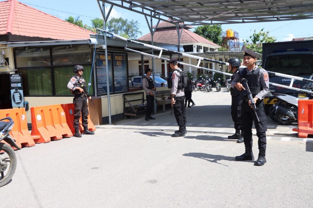 Polres Bima Kota Dijaga Aparat Bersenjata Lengkap Usai Bom di Bandung