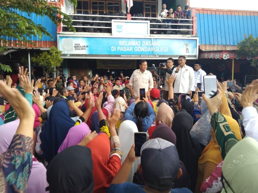 Blusukan ke Pasar Gondanglegi Malang, Prabowo Nyanyi Bareng Emak-emak
