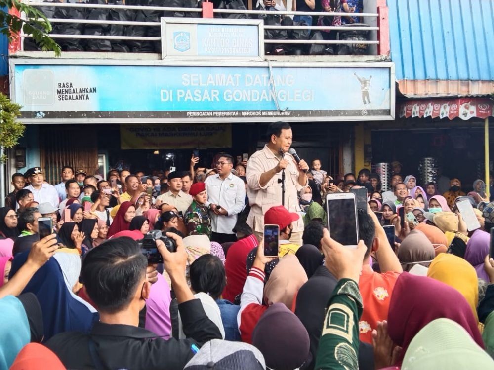 Blusukan ke Pasar Gondanglegi Malang, Prabowo Nyanyi Bareng Emak-emak