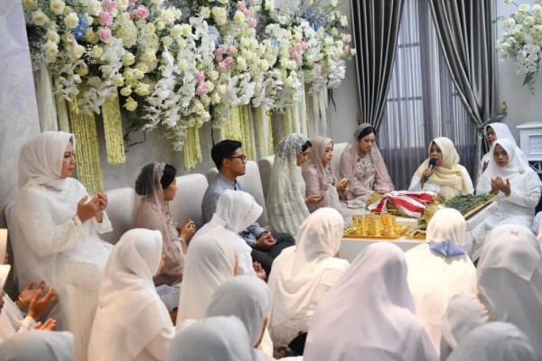 Ibu-ibu Majelis Taklim Doakan Kaesang-Erina Jadi Keluarga Sakinah
