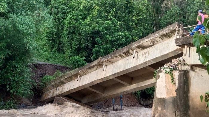 Hujan Deras di Empat Lawang Sebabkan Banjir dan Jembatan Ambruk