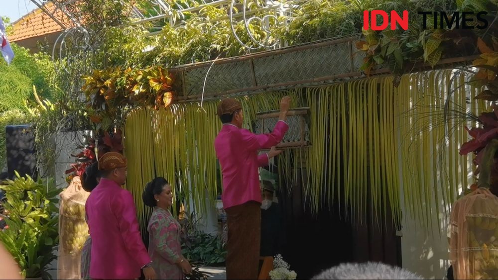 Pakai Beskap Warna Pink, Presiden Jokowi Pasang 'Bleketepe'