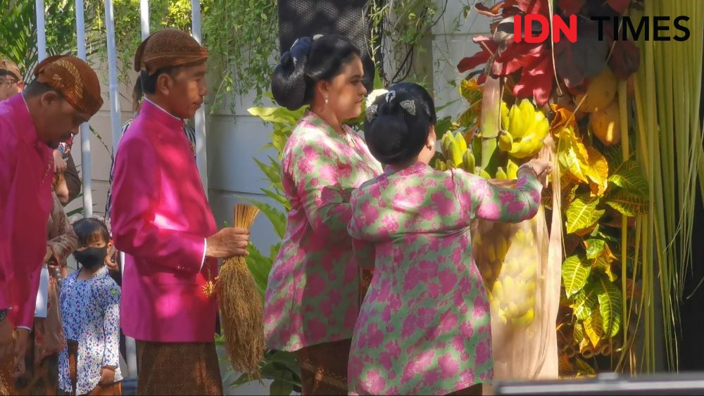 Pakai Beskap Warna Pink, Presiden Jokowi Pasang 'Bleketepe'