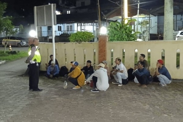 Terlantar, Polsek Semayang Pulangkan 13 Pekerja IKN dengan Kapal Feri