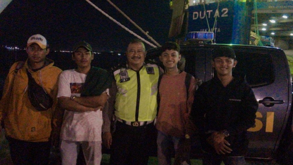 Terlantar, Polsek Semayang Pulangkan 13 Pekerja IKN dengan Kapal Feri 