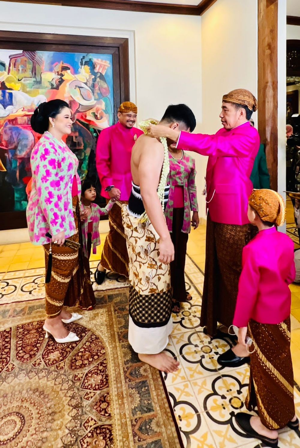10 Potret Siraman Kaesang Pangarep, Sungkem dan Digendong Jokowi