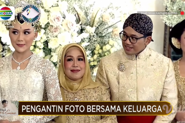 10 Potret Kompak Keluarga Erina Gudono Di Akad Nikah