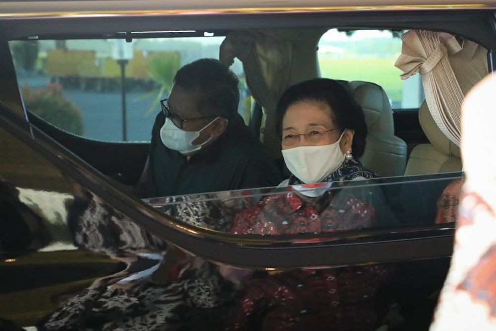 Momen Ganjar Pranowo Jemput Megawati di Bandara, Kangen Ketemu Ketum