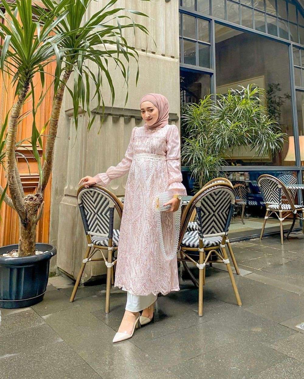 Style Kondangan Brokat Simple Untuk Hijabers Yang Anti Ribet