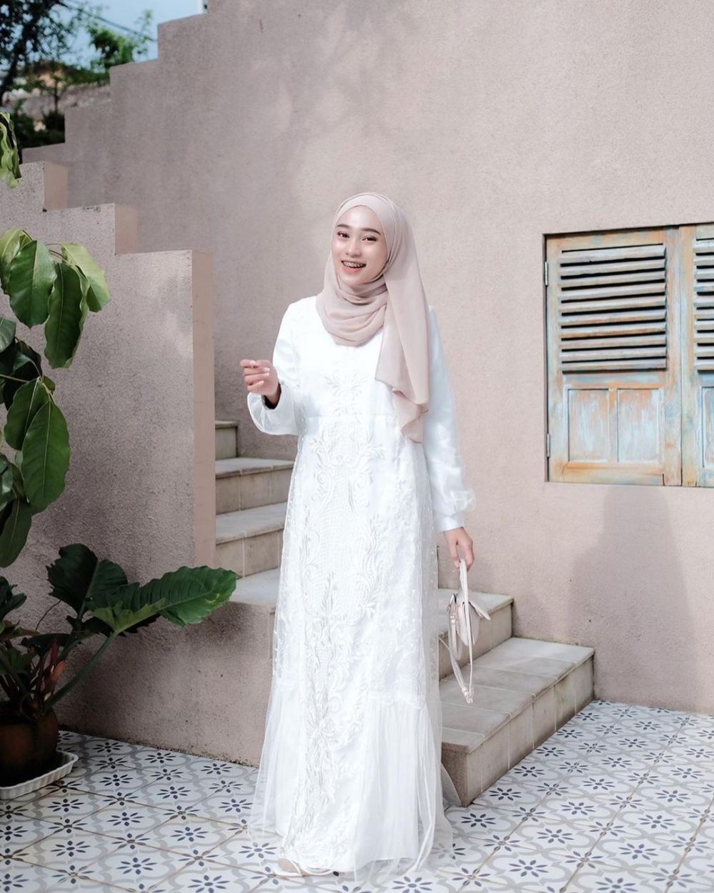 Style Kondangan Brokat Simple Untuk Hijabers Yang Anti Ribet