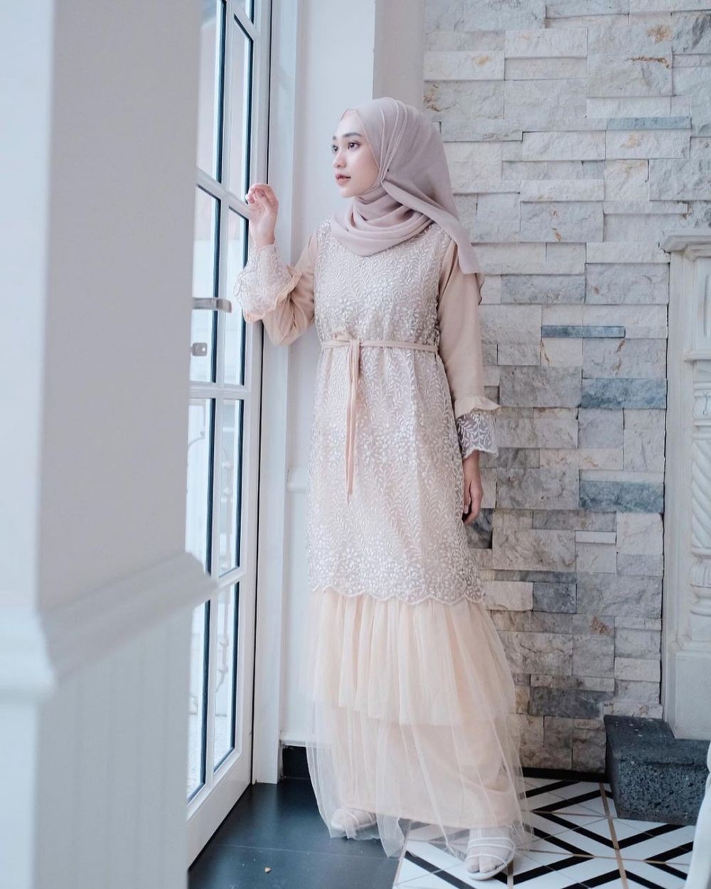 Style Kondangan Brokat Simple Untuk Hijabers Yang Anti Ribet