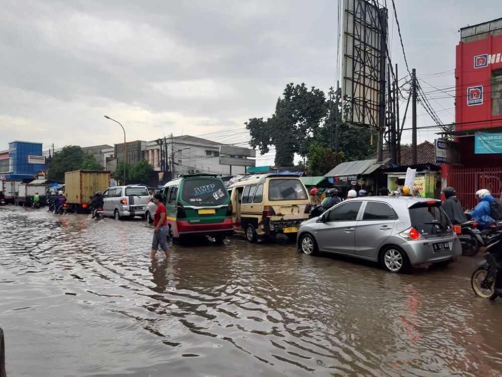 Warga di Kota Bandung Digigit Ular Kobra saat Terjadi Banjir 