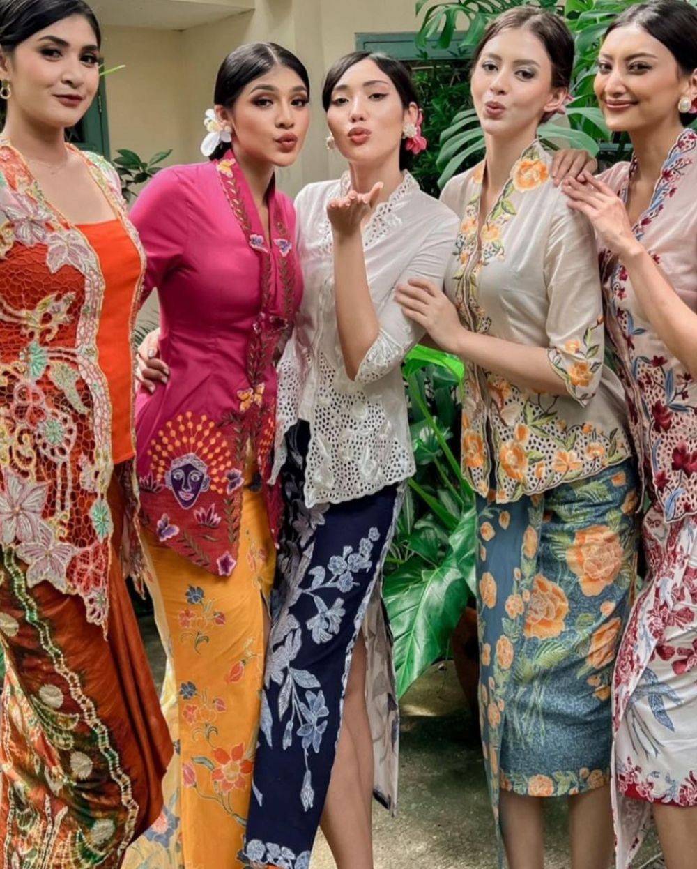 12 Kebaya Untuk Dress Code Busana Nasional, Klasik Banget