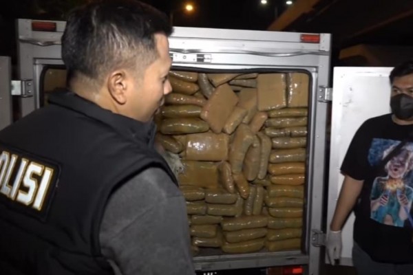 Mobil Boks Berisi Ganja 1,3 Ton Ditangkap di Medan, Bandarnya Diburu