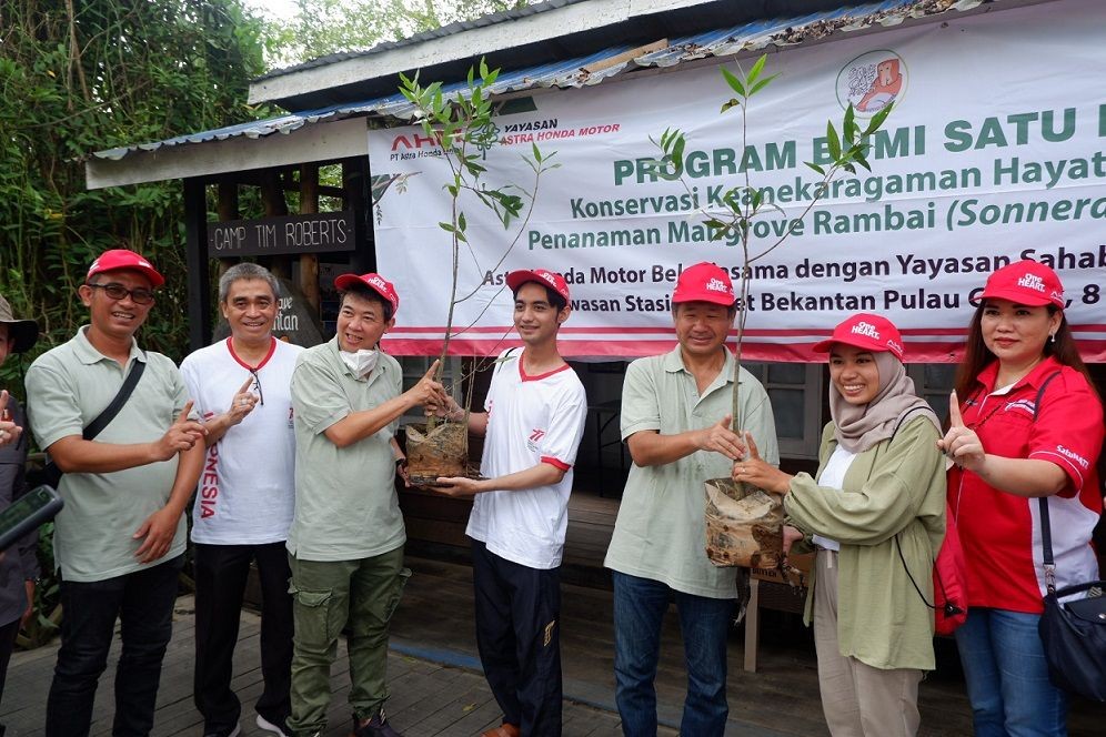 Lestarikan Habitat Bekantan, Yayasan AHM Tanam Seribu Mangrove Rambai